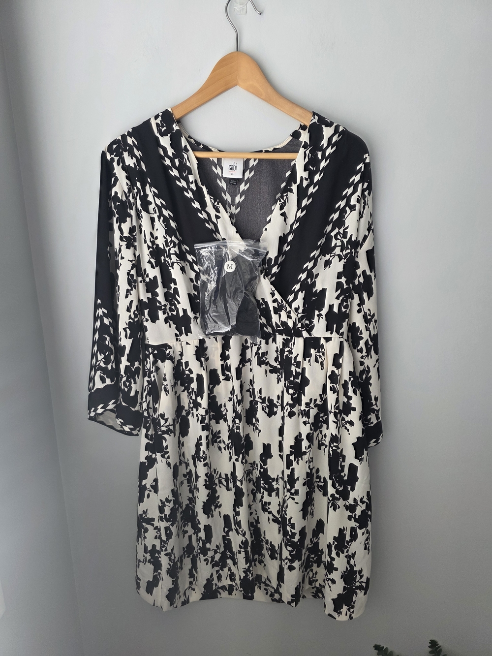 Cabi Black & White Floral V-Neck Dress Size Medium 3/4 sleeve - Picture 3 of 15